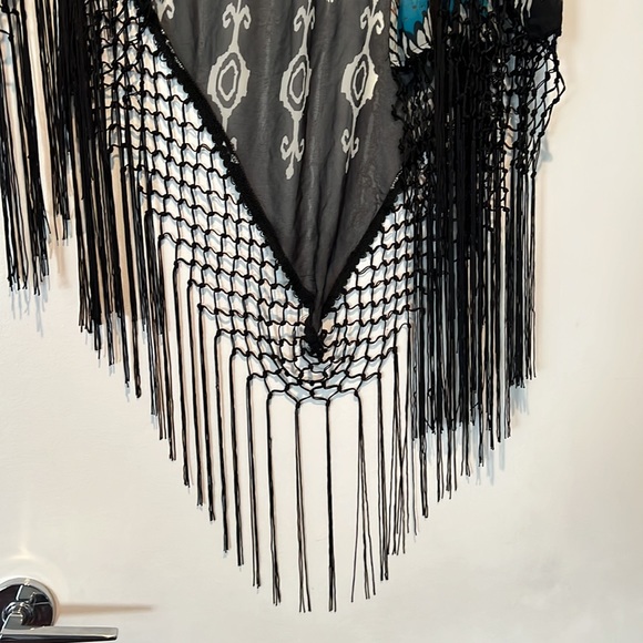 ๐ House of Three - size 6 - shawl with lots of black fringe NWOT ๐ - Picture 4 of 8